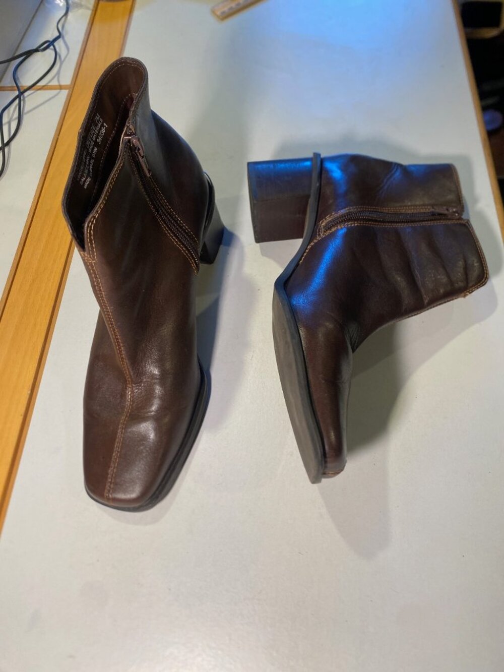 G.H. Bass & Co. - Size 7M - Women's "Dee Dee" zip ankle boots